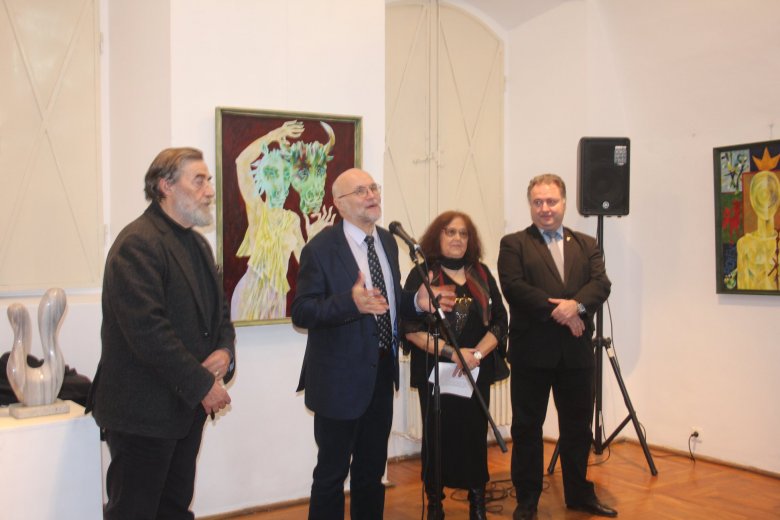 Lucian Nastasă-Kovács múzeumigazgató (középen) elmondta, örömmel ad otthont a BMC-s művészek tárlatának •  Fotó: Horváth László