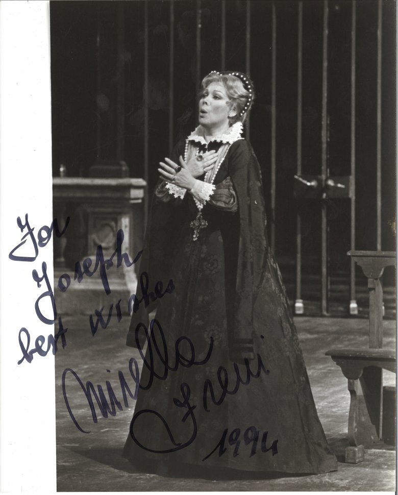 Erzsébetként Verdi Don Carlosában. Mirella Freni Krénusz Józsefnek dedikált fényképe 