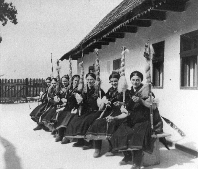 Lányok a fonóház udvarán – Borovszky Samu (1860–1912) történész, helytörténész illusztrációja nyomán •  Fotó: Archív