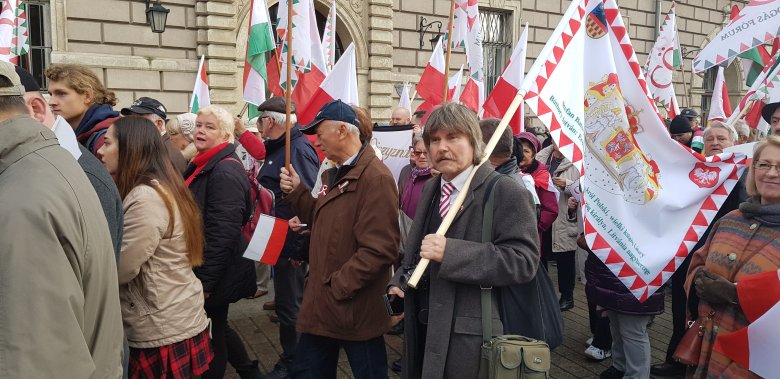 Lengyelország függetlenségi napján, 2019 november 11-én, Krakkóban az erre az alkalomra készített lengyel feliratú zászlóval •  Fotó: Makkay József
