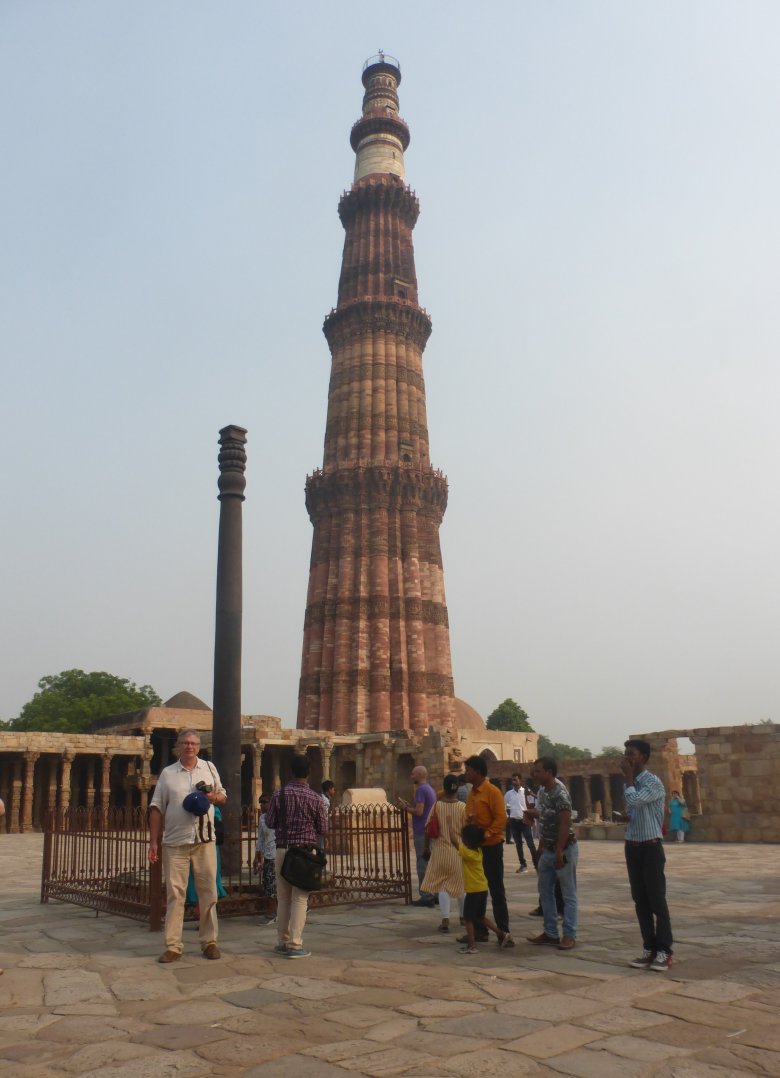 A Qutub minaret és a vasoszlop •  Fotó: Csermák Zoltán