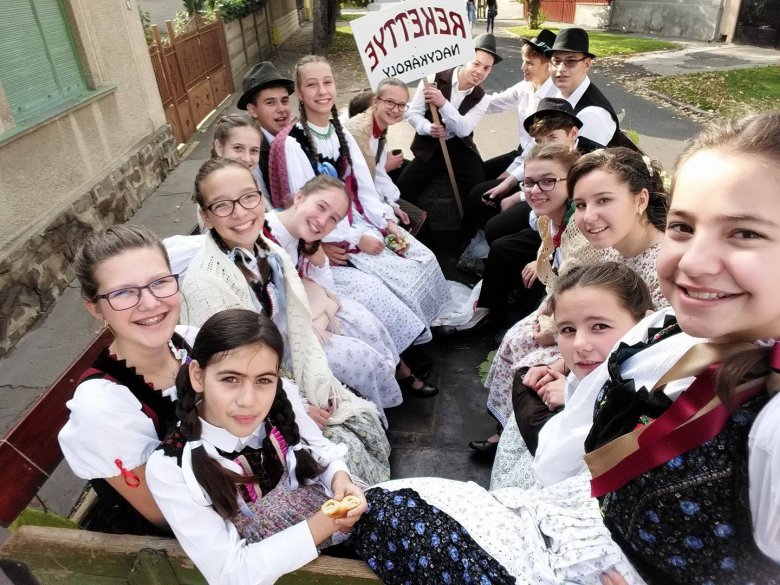 Szüreti felvonuláson a Rekettye. A szeretettel végzett hagyományápoló munka meghozza gyümölcsét •  Fotó: Rekettye Kulturális Egyesület
