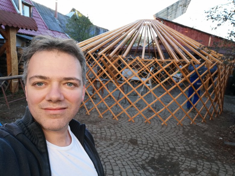 Taierling Johann a bálványosi Csiszár fürdőbe készülő jurta előtt •  Fotó: Facebook/ Taierling Johann