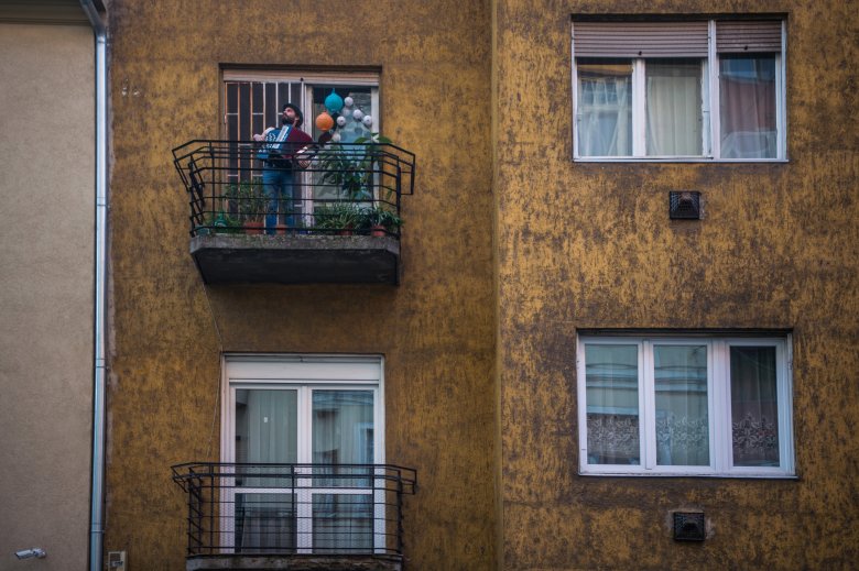 Tangóharmonikán játszik egy zenész budapesti lakása lakása erkélyén •  Fotó: MTI