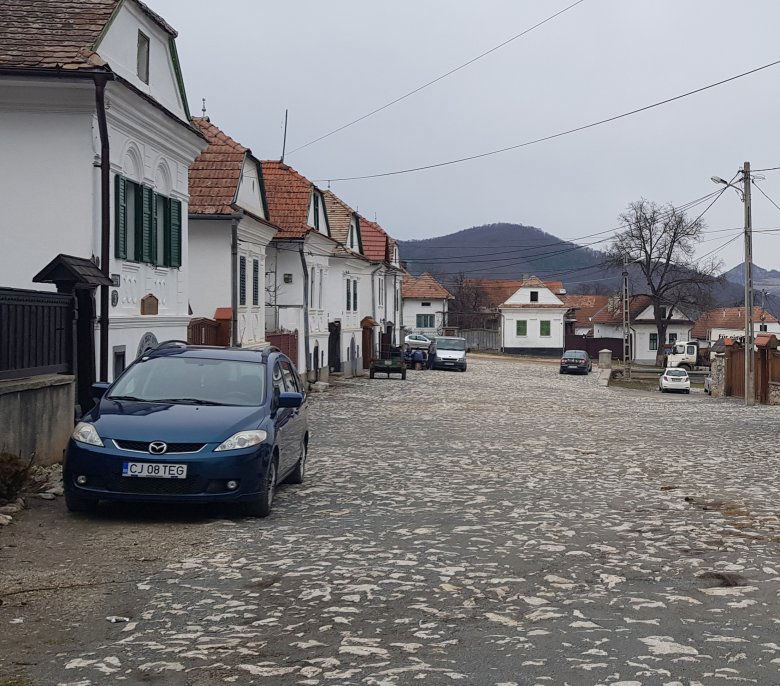 Az eredeti szépségükben felújított régi épületek •  Fotó: Makkay József