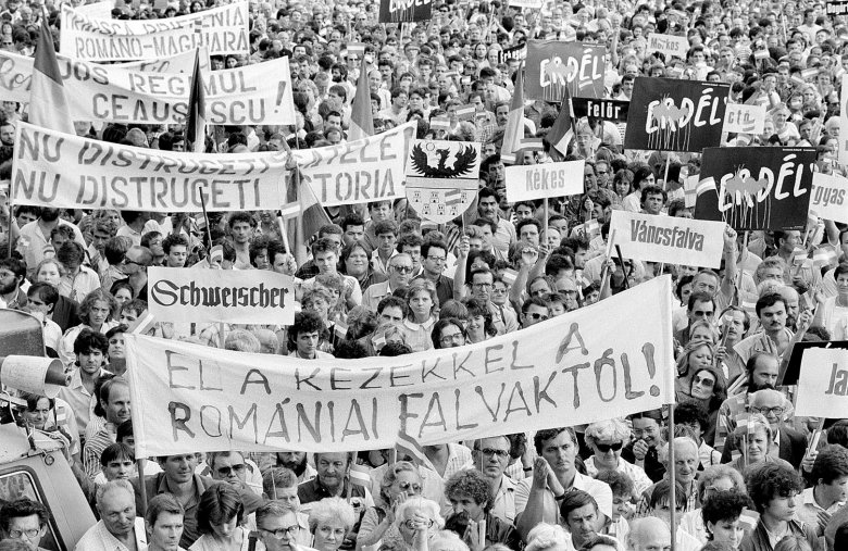 El a kezekkel a romániai falvakról! A Hősök terén tüntető tömeg a falurombolás ellen •  Fotó: MTI/Archív