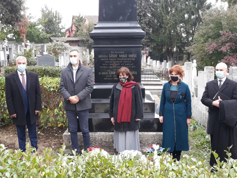 A járványügyi intézkedések szigorú betartása mellett emlékeztek Mikó Imrére Kolozsváron •  Fotó: Nánó Csaba