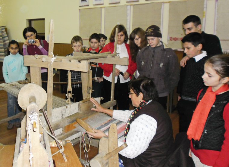 Jegykendőtől a szövőszékig: a népi emlékezés szentélyeit újítják fel a Partium több településén