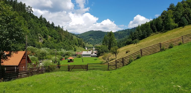 Elfelejtett magyarok Erdély és Moldva határán – a festői környezetben fekvő Gyergyóholló gyors leépülésének története