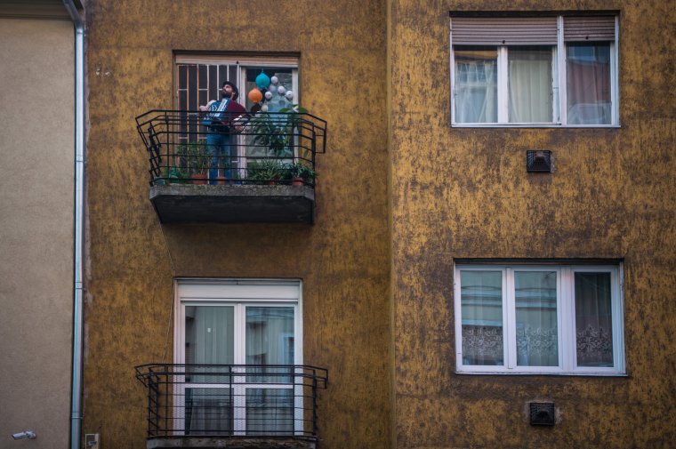 A karanténslágerek divatja és a magyar megmaradás ügye