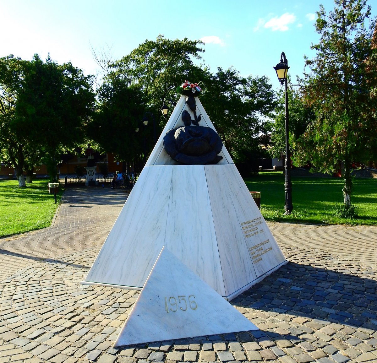 Az 1956-os erdélyi hősök emlékének adózó szobor a Szentháromság parkban •  Fotó: Makkay József