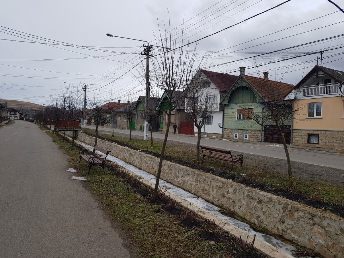 Korszerűsített patakárok a falu főutcáján &bullet;  Fotó: Makkay József