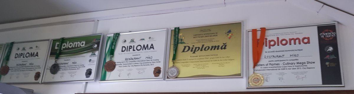 A Mikó étterem különböző kitüntetései &bullet;  Fotó: Makkay József