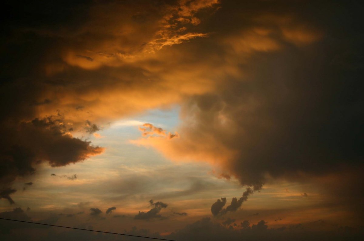 Az eseményfotós Horváth Lászlónak csak a felhők maradtak témának &bullet;  Fotó: Felhők – Horváth László felvétele