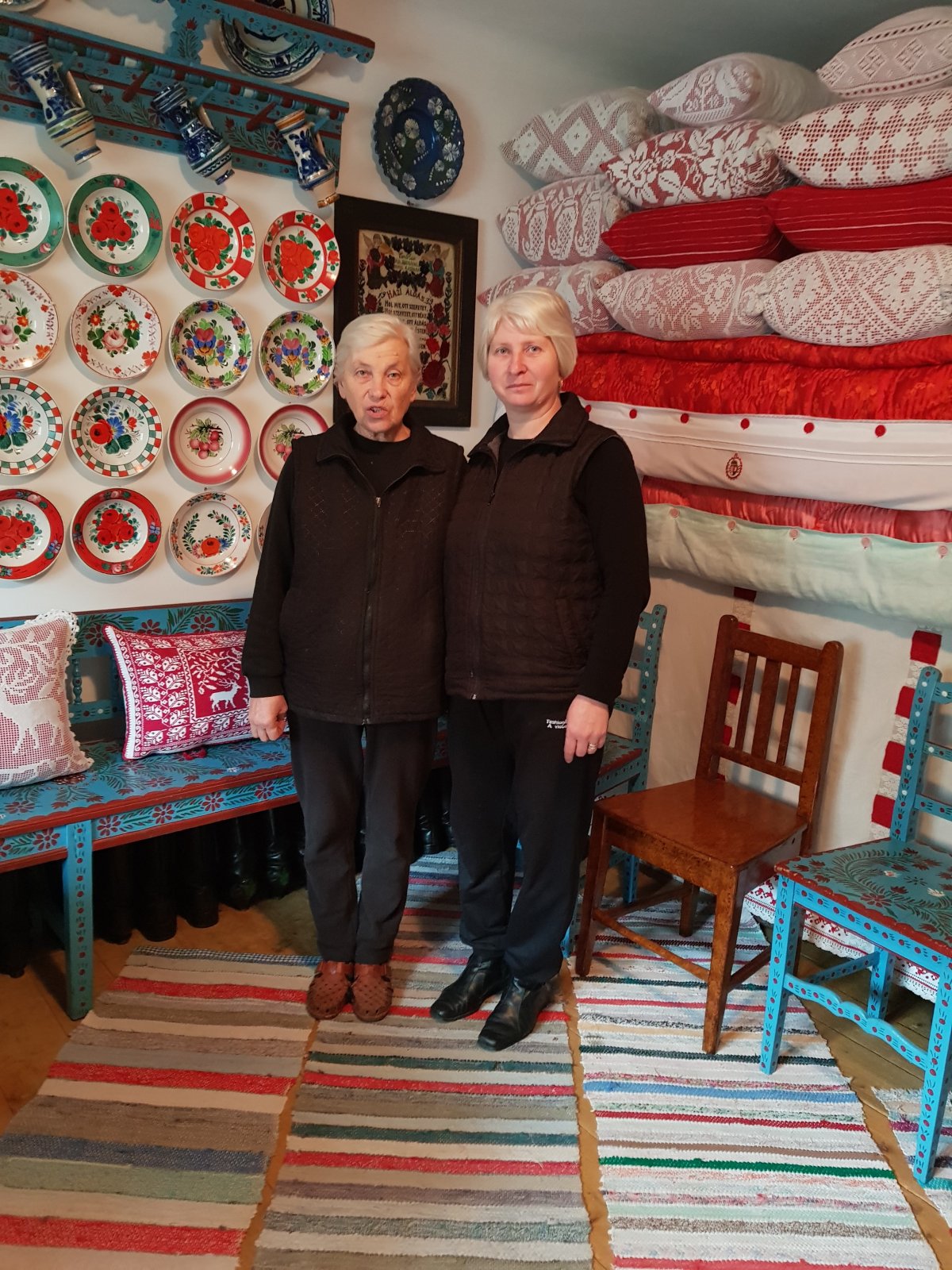 Rigó Ilona és lánya, Póka Ilona Ildikó a család kalotaszegi szobájában &bullet;  Fotó: Makkay József