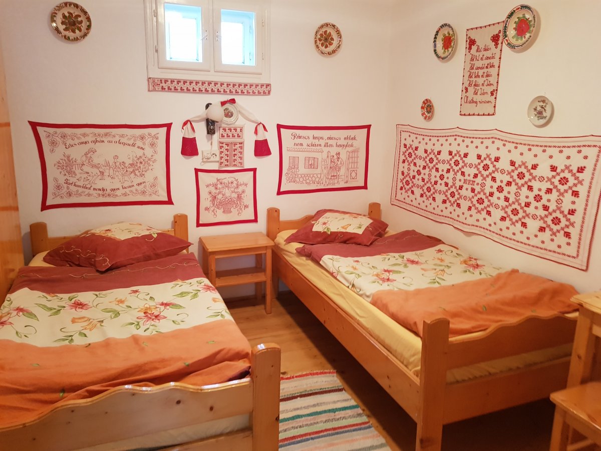 Kalotaszegi falvédőkkel díszített vendégszoba &bullet;  Fotó: Makkay József