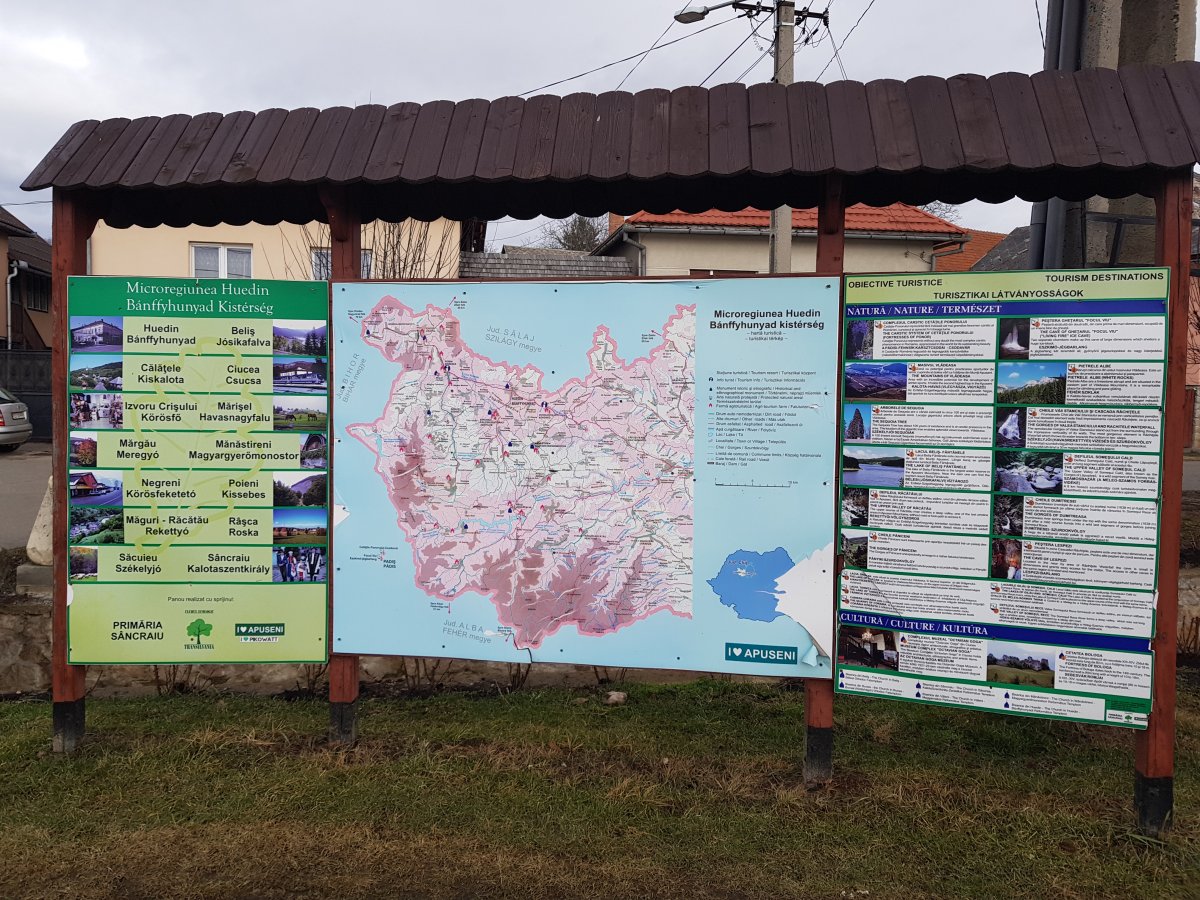Turisztikai tájékoztató a falu egyik közterén &bullet;  Fotó: Makkay József