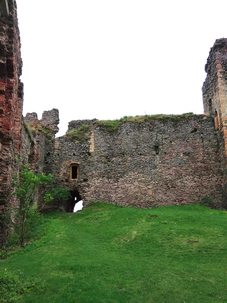 A belső vár által közrefogott tágas udvar •  Fotó: Tóth Béla