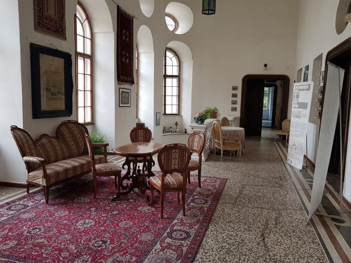 A gernyeszegi kastély egyik berendezett terme •  Fotó: Makkay József