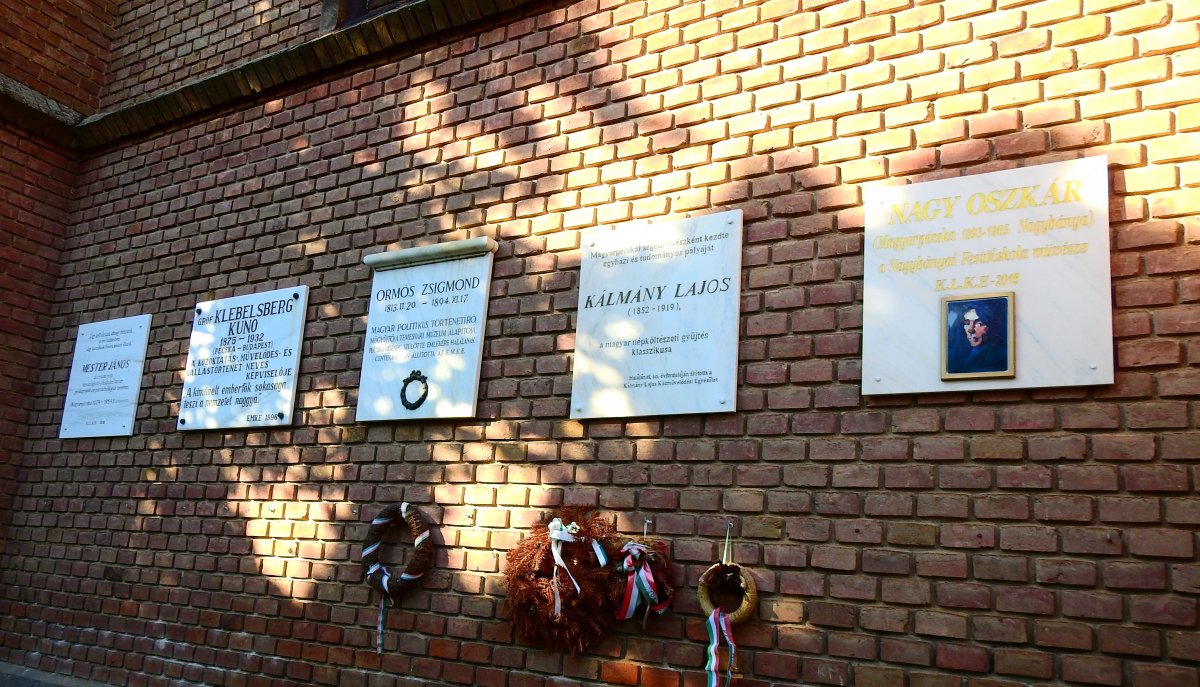 Emléktáblák a templom falán a városka leghíresebb szülőtteiről •  Fotó: Makkay József