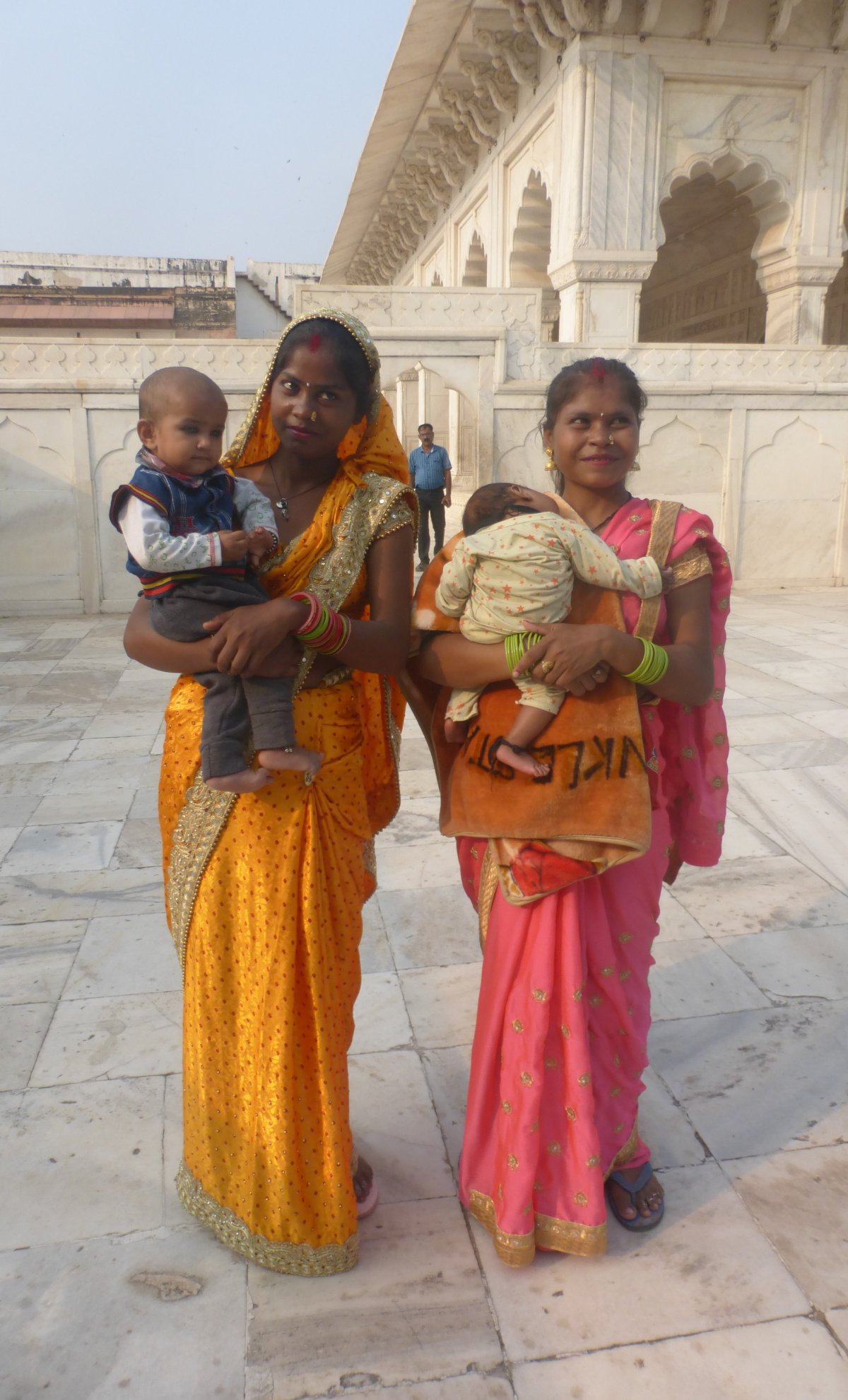 Színes szárikban pompázó anyák. Örülnek, ha fényképezik őket &bullet;  Fotó: Csermák Judit