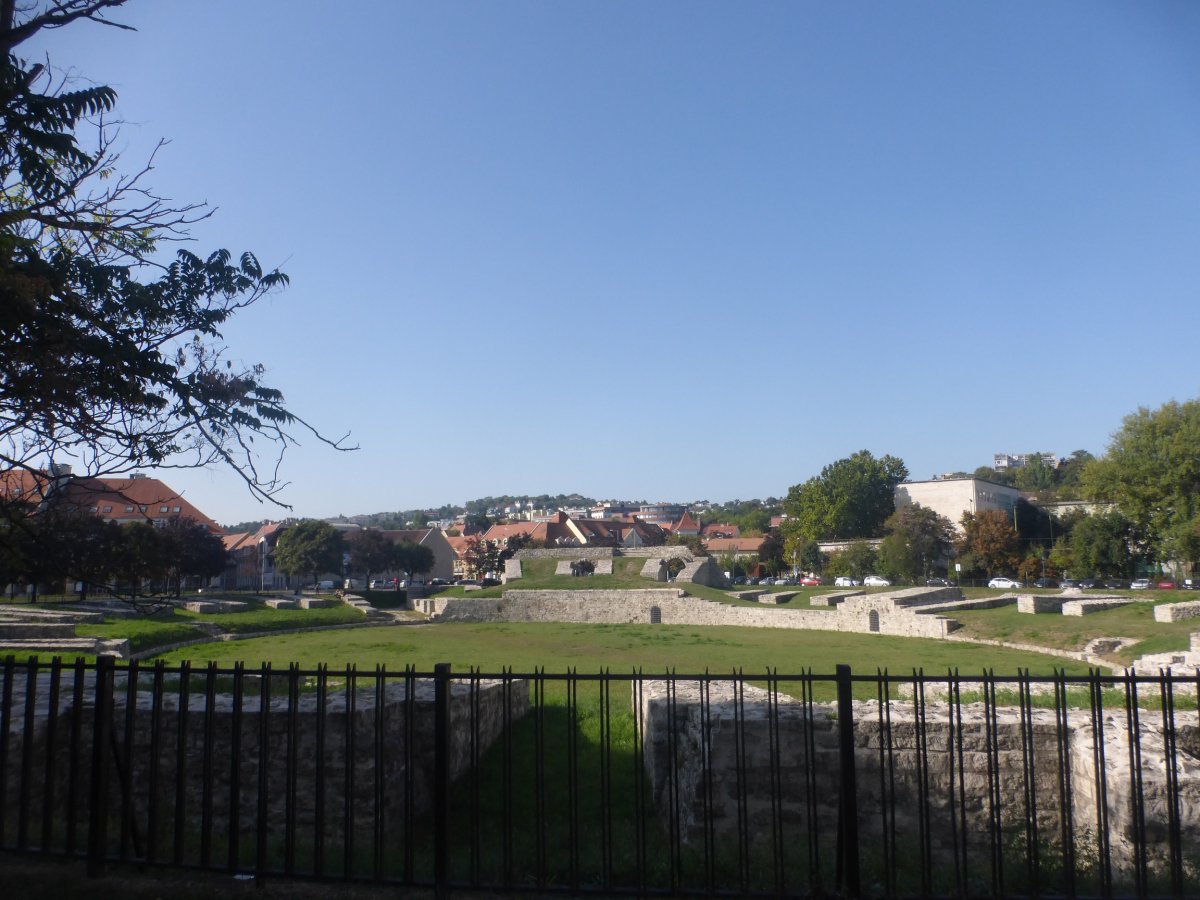 A katonák szórakoztatását szolgáló amﬁteátrumot szépen helyrehozták, kerítéssel védik &bullet;  Fotó: Csermák Judit