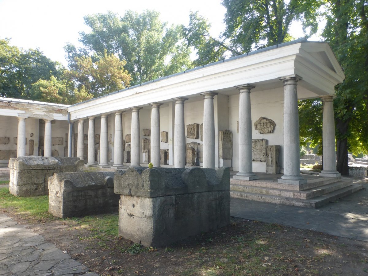 Kőtárrészlet a múzeum udvarán &bullet;  Fotó: Csermák Judit