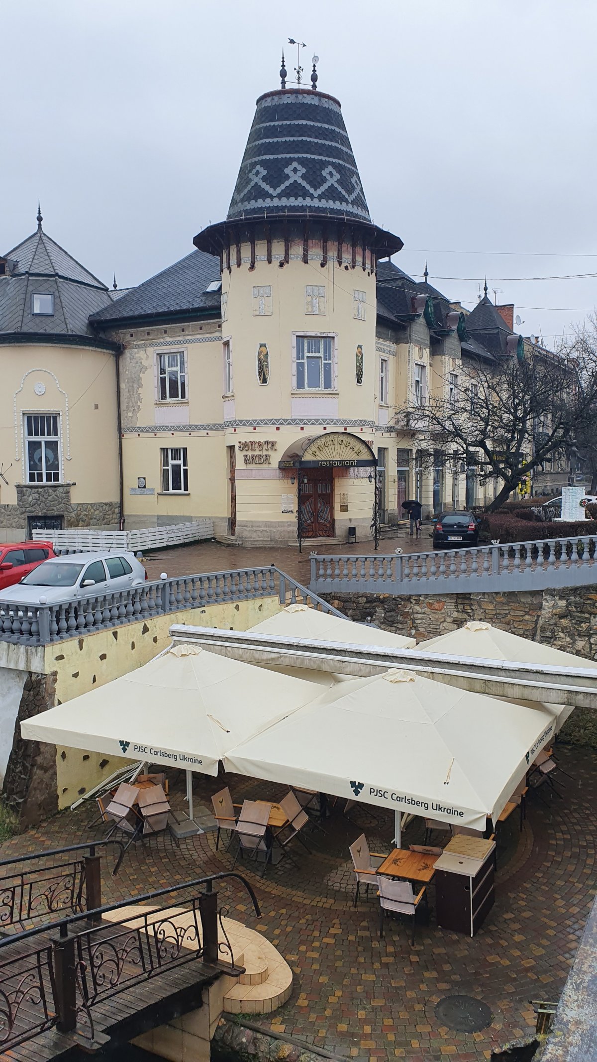 Az Arany Páva kívülről •  Fotó: Dorozsmai Endre