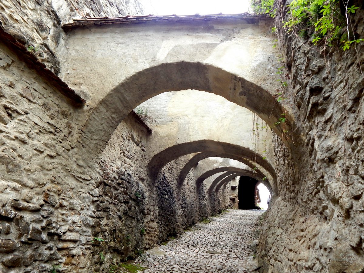 Az árkádok alatti sétányok a középkor hangulatát idézik &bullet;  Fotó: Demján László