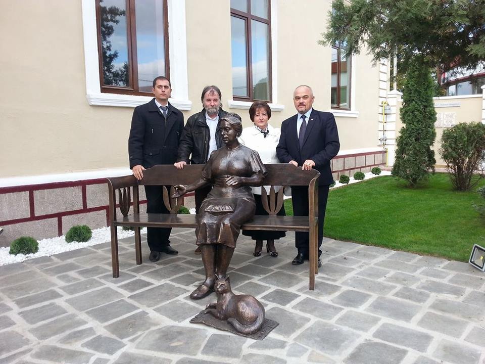 A Hazaváró édesanya köztéri szobrának avatója 2015-ben: balról a második Deák Árpád, a mű alkotója, a negyedik Nyakó József polgármester &bullet;  Fotó: Sütő Éva