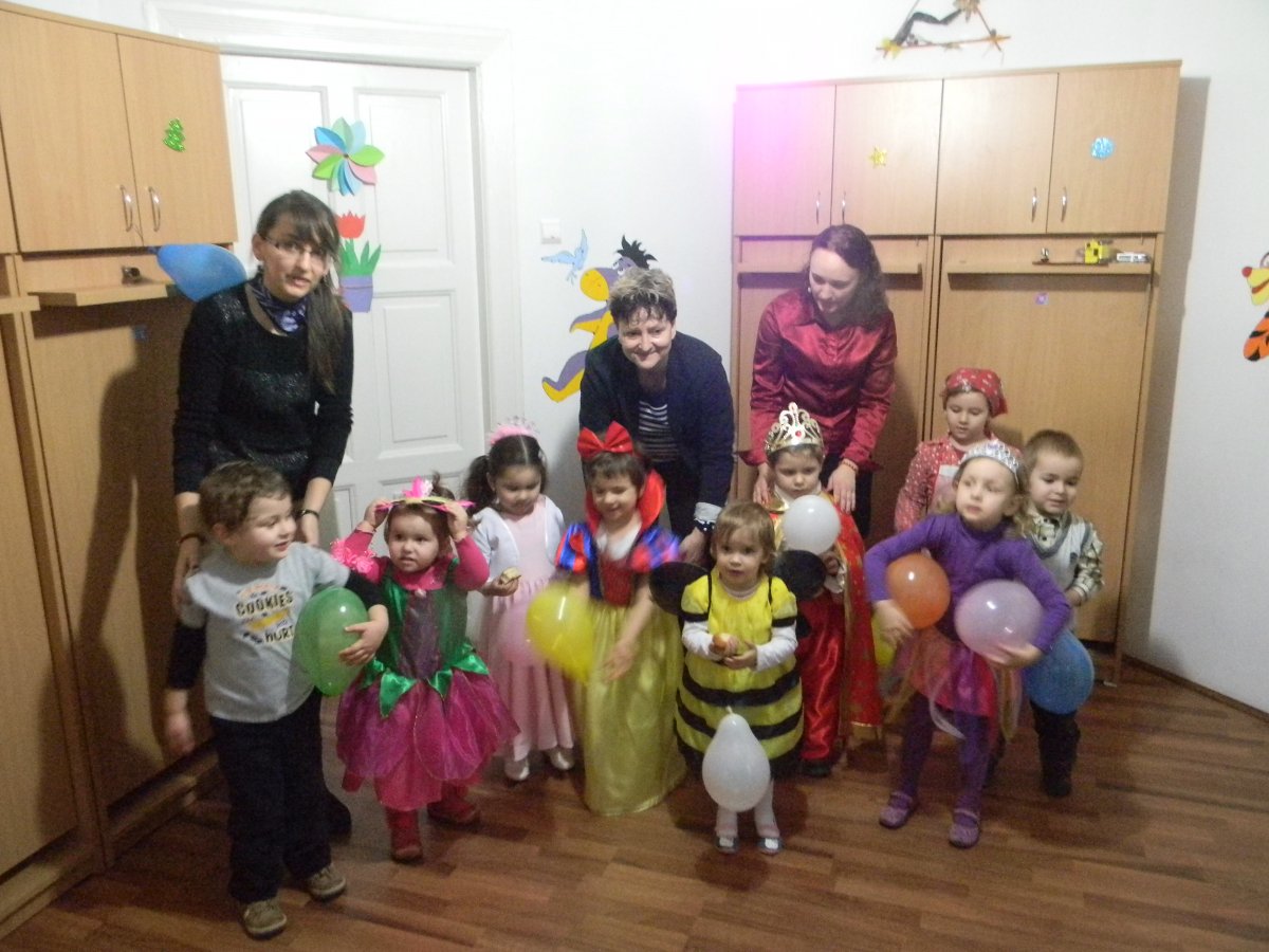 A resicabányai magyar óvodások a két óvónénivel és a dadával &bullet;  Fotó: Resicai Református Egyházközség