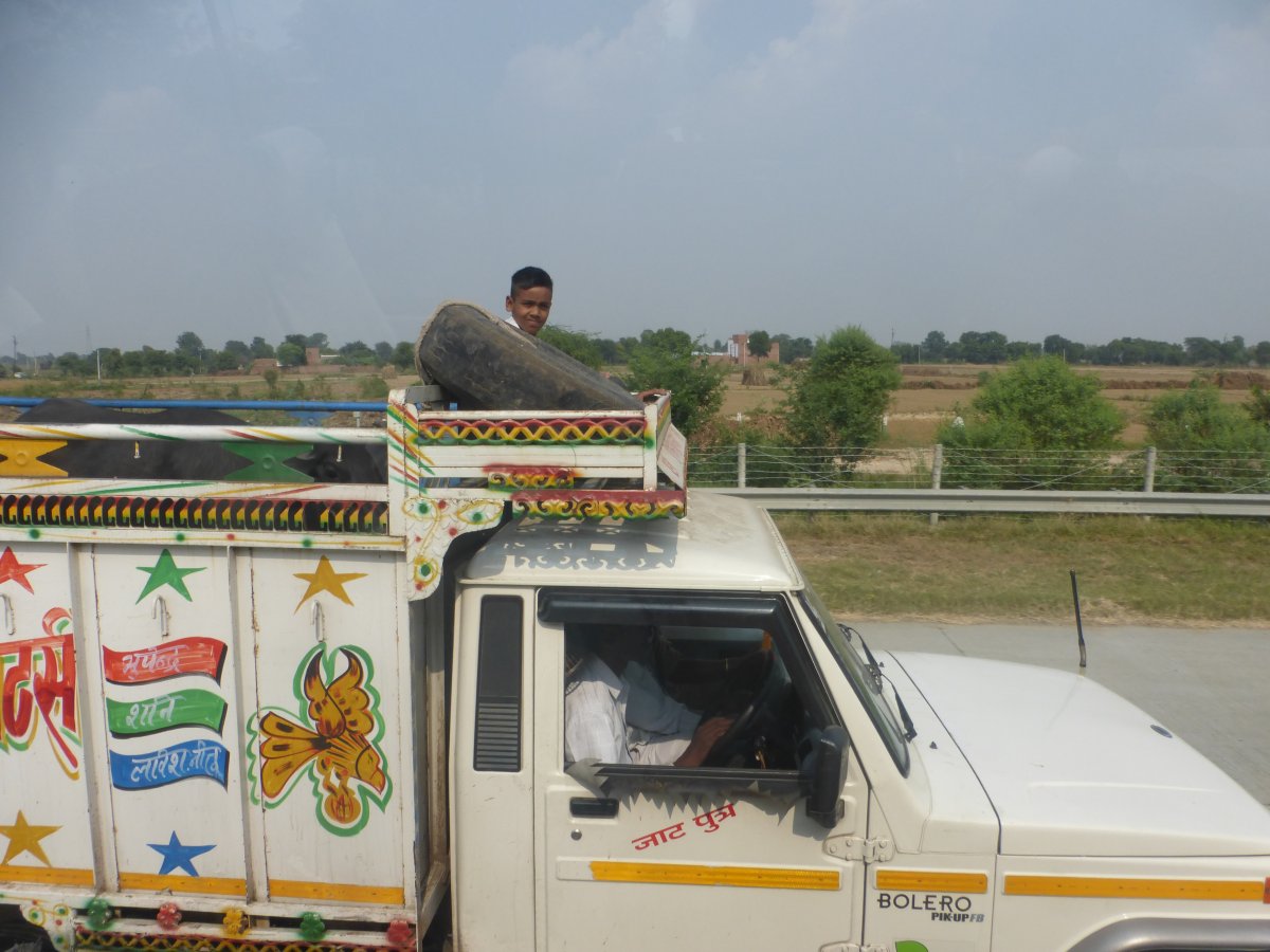 Biztonsági öv nélkül. A kocsik minden részén utaznak emberek •  Fotó: Csermák Judit