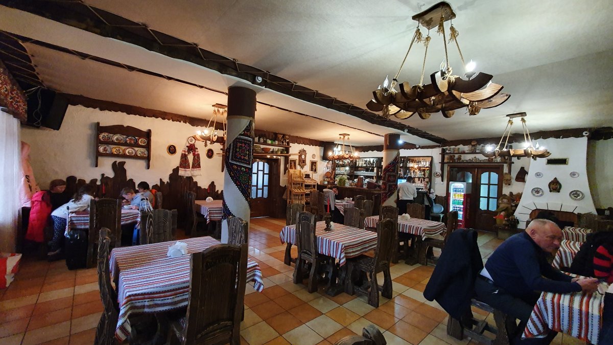 A munkácsi Bogrács Étterem belseje. Nem csak a neve, a kínálata is magyaros • Fotó: Dorozsmai Endre