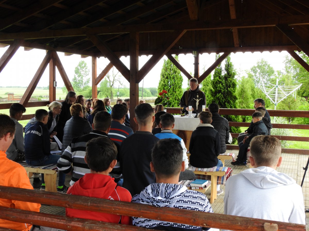Böjte Csaba a gyergyószárhegyi gyerekeknek tart szentmisét, amelyet Erdély-szerte interneten követhettek az alapítvány gondozásában levő ﬁ atalok •  Fotó: Makkay József