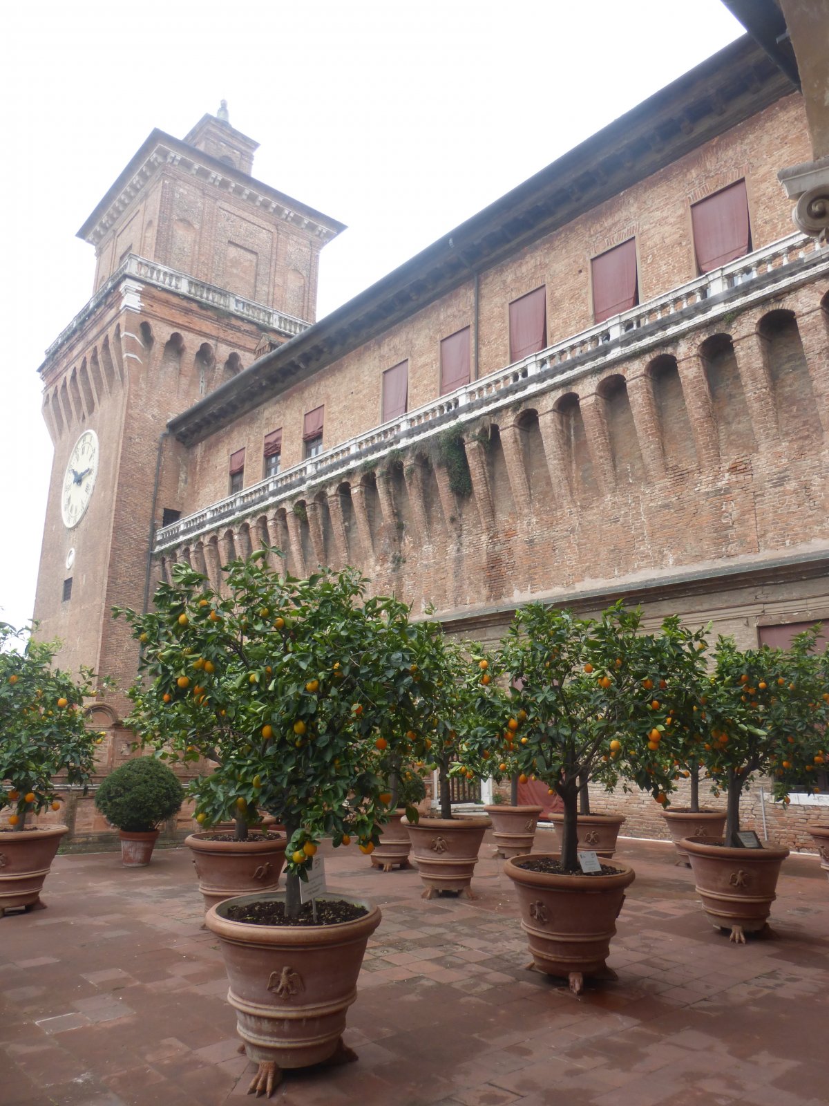 Castello Estense: Óratorony a narancsok kertjével &bullet;  Fotó: Csermák Judit