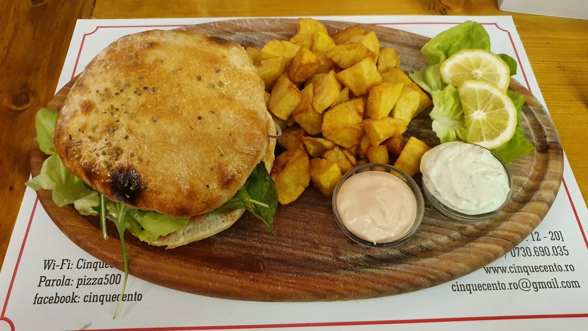 A burgerhez helyben sült bucit és jóféle krumplit kínálta &bullet;  Fotó: Dorozsmai Endre