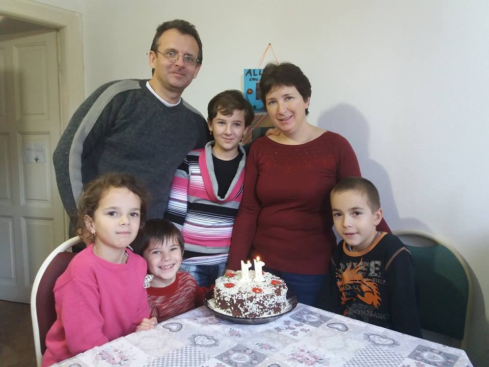A Megyasszai család hat tagja. A gyerekek a helyi német iskolában tanulnak &bullet;  Fotó: Resicai Református Egyházközség