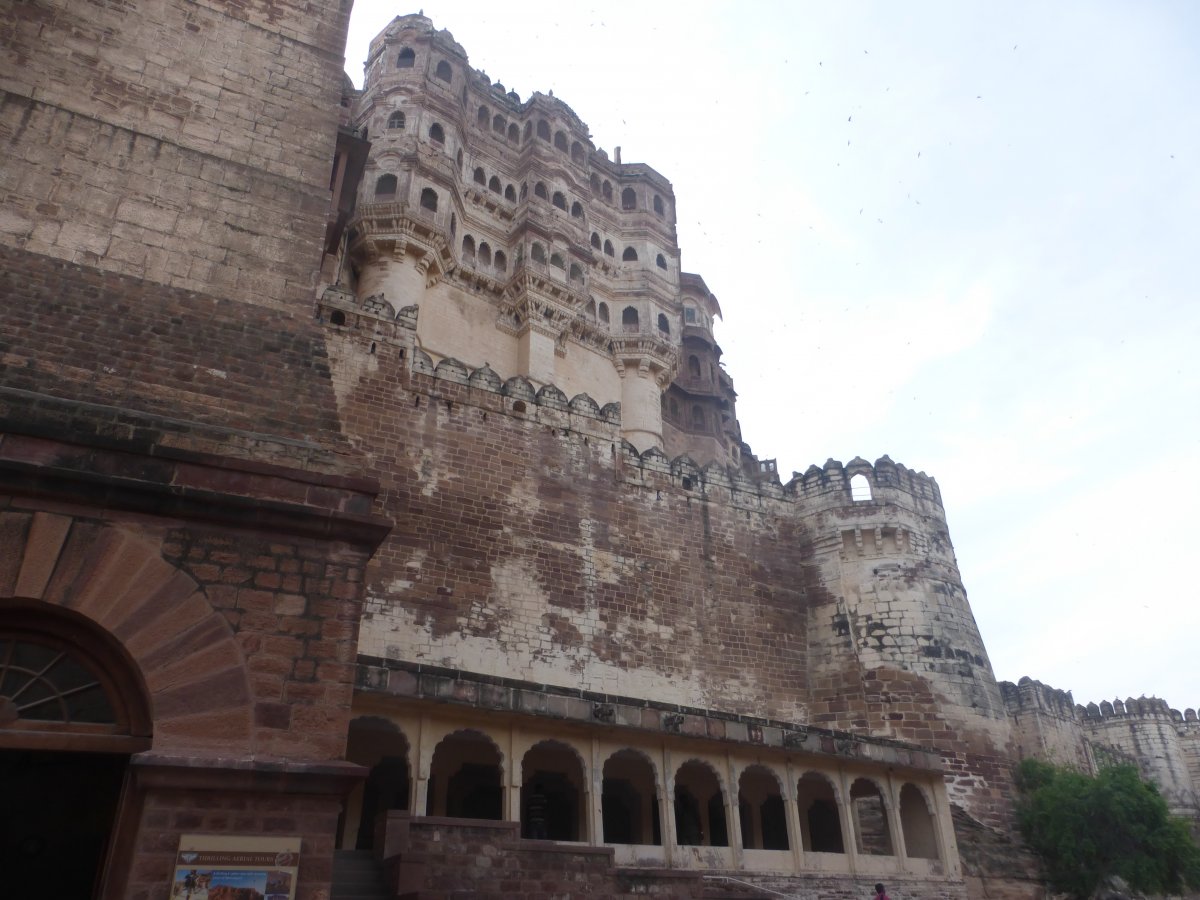 Dzsódhpur vára. Lélegzetelállító a homokkőből faragott, áttört csipkeablakok, kőrácsok látványa &bullet;  Fotó: Csermák Judit