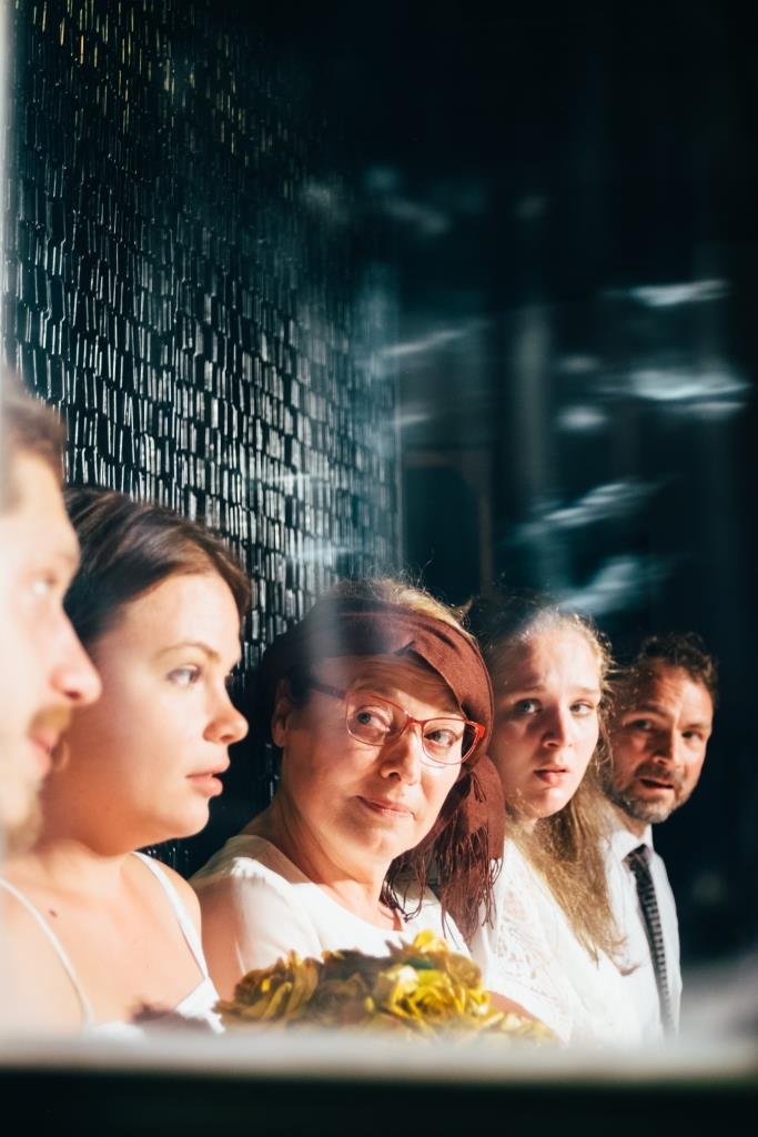 Szilágyi Enikő (jobboldalon a középső) játékához felnőttek a ﬁatal művészek is &bullet;  Fotó: Facebook/Yorick Stúdió