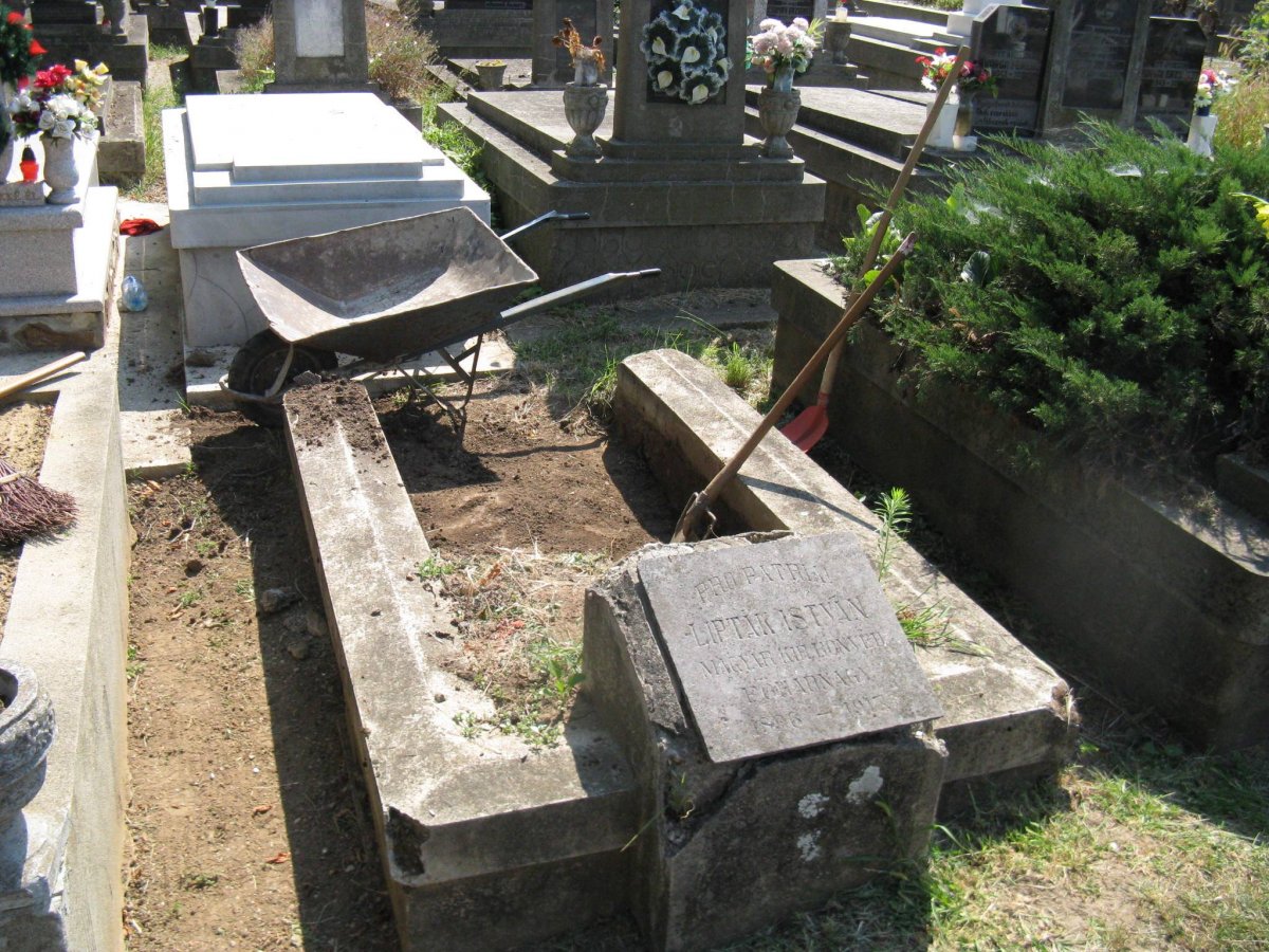 Lipták István magyar királyi főhadnagy sírja a nagykárolyi református temetőben, felújítás közben 