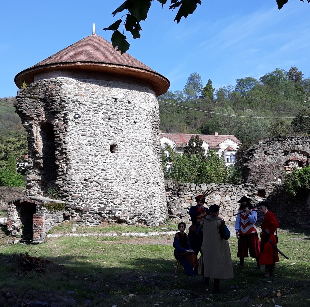 A várkert. A hagyományőrzők műsorát tavaly a járvány miatt csak online követhették az érdeklődők a Báthory Napokon •  Fotó: Nánó Csaba