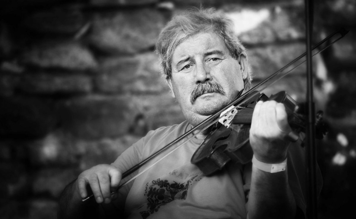 A kitüntetett prímás Halmos Béla egykori hegedűjét, Barbarossa János munkáját veheti át minden évben vándordíjként •  Fotó: Archív