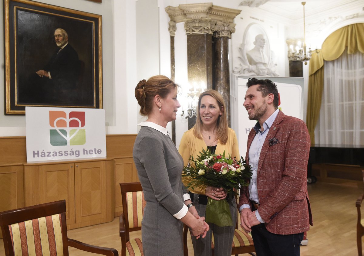 Házasság hete rendezvény Budapesten. Herczegh Anita, Áder János köztársasági elnök felesége (balra) házaspárokat fogad &bullet;  Fotó: MTI
