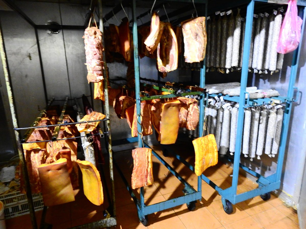 Házi húskészítmények. A kézműves feldolgozó a leendő húsárugyár receptjeit teszteli •  Fotó: Makkay József