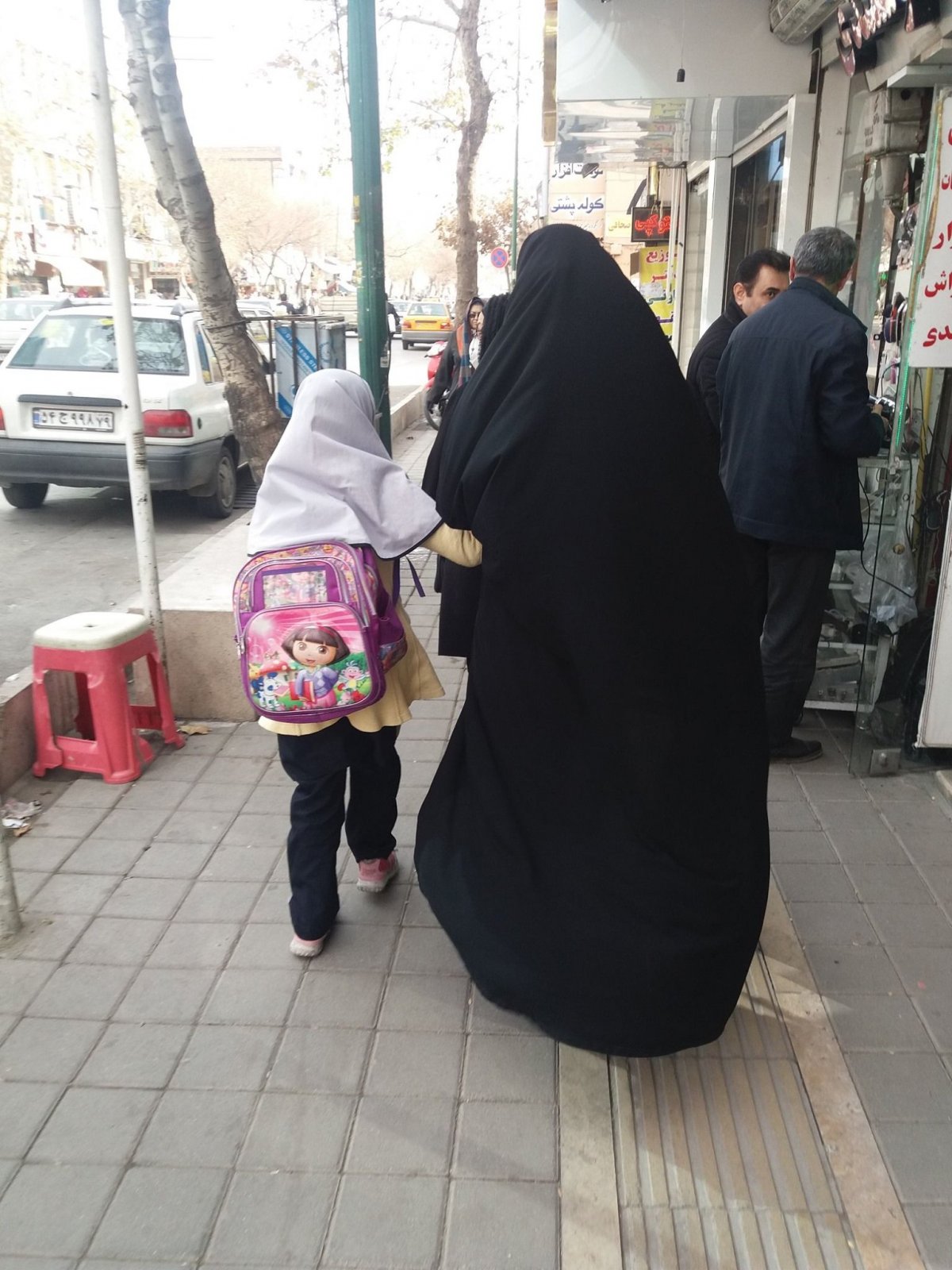 Muszlim nő kislányával Iránban •  Fotó: Facebook/The Kőrösi Project - From Transylvania to Ladakh
