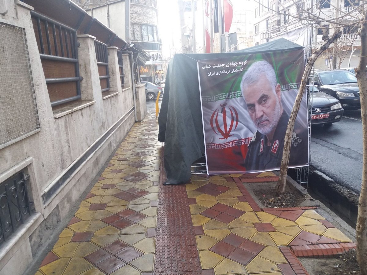 Szulejmáni tábornokra emlékező molinó Irán fővárosában, Teheránban •  Fotó: Facebook/The Kőrösi Project - From Transylvania to Ladakh