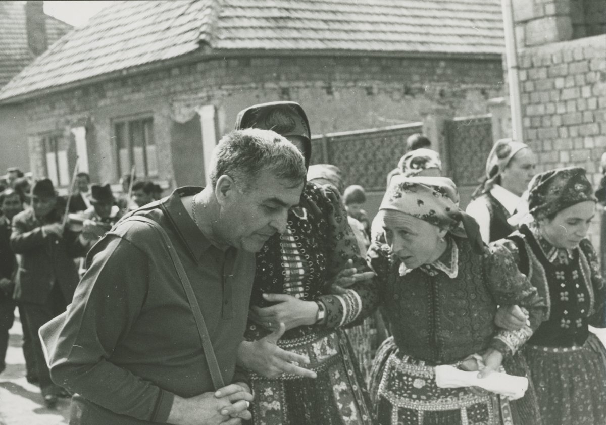 Kallós Zoltán mérai asszonyokkal beszélget • Fotó: Hagyományok Háza/Archív