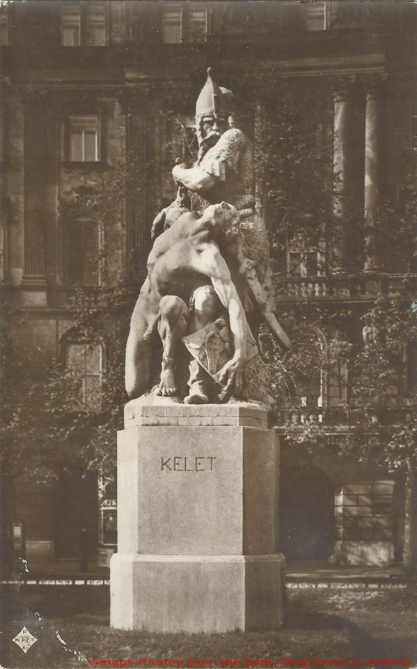 Kelet szobra a két világháború között Budapesten, a Szabadság téren.  A magyar őserőt megtestesítő Csaba vezér megszabadítja a bilincsekbe vert, Erdélyt jelképező elalélt férfialakot &bullet;  Fotó: Archív