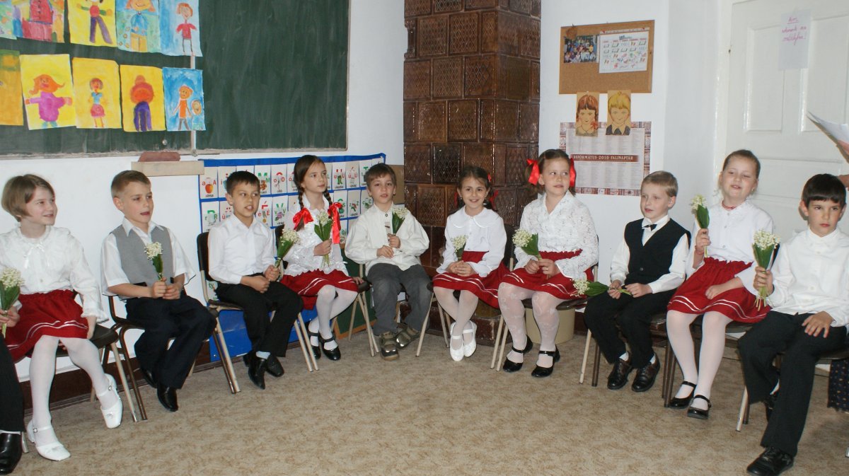 Kisiskolások készülődése anyák napjára a kolozsvári Református Kollégiumban &bullet;  Fotó: Makkay József