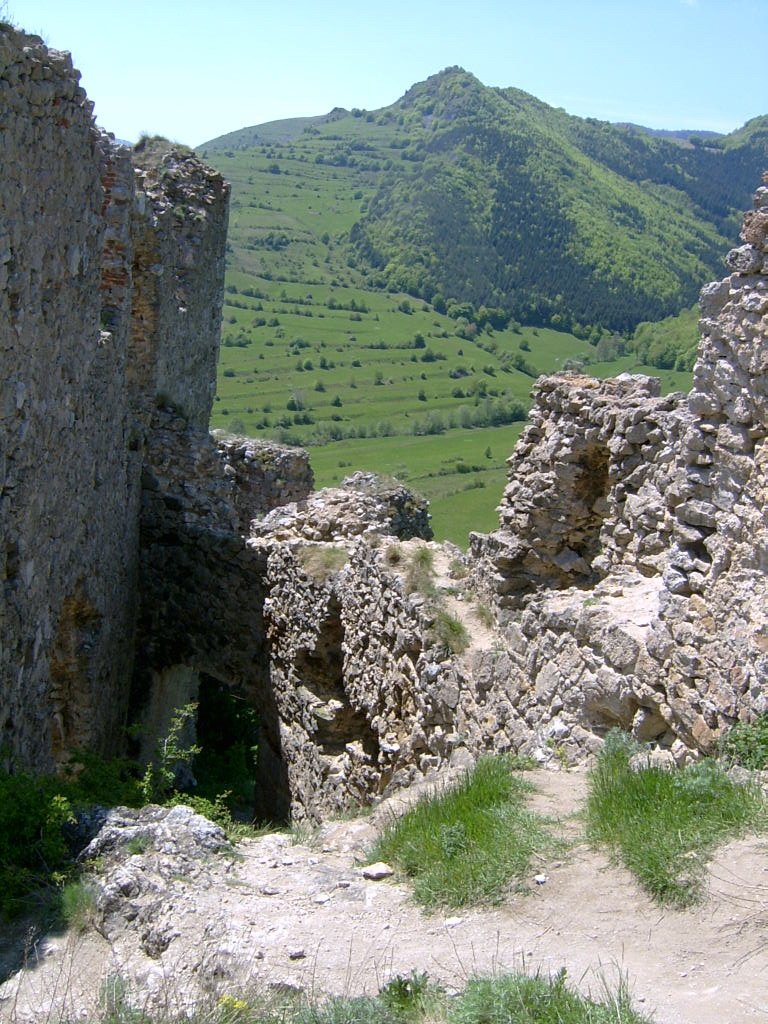 Várromok az enyészet útján. A várat 1704-ben Tiege báró osztrák csapatai vették ostrom alá, ágyúval lövették, majd elfoglalták és felrobbantották &bullet;  Fotó: Demján László